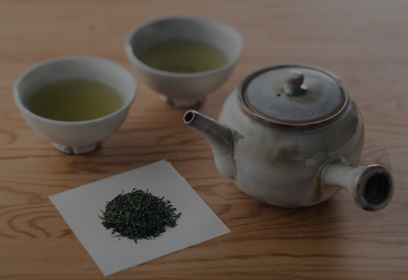 写真：お茶ときゅうすと茶葉が写っている写真